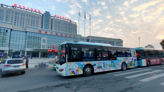 市公交公司為襄州區(qū)人民醫(yī)院一線醫(yī)務(wù)人員臨時開通通勤“專線”