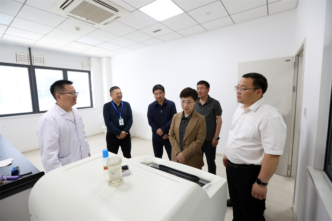 王芳調研襄州區(qū)數(shù)智化病理服務體系建設試點工作