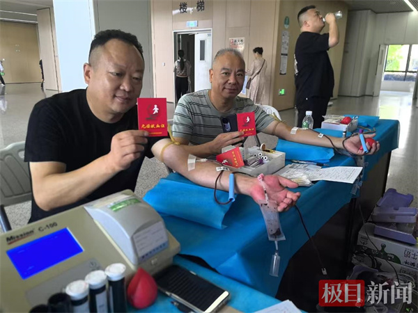 【極目新聞】湖北襄州區(qū)人民醫(yī)院61名醫(yī)務(wù)工作者無償獻(xiàn)血21000毫升