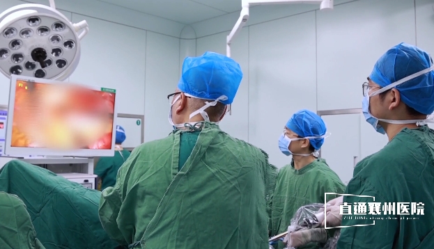 【直通襄州醫(yī)院?】結(jié)腸穿孔命懸一線 妙手仁心化解雙重危機(jī)！