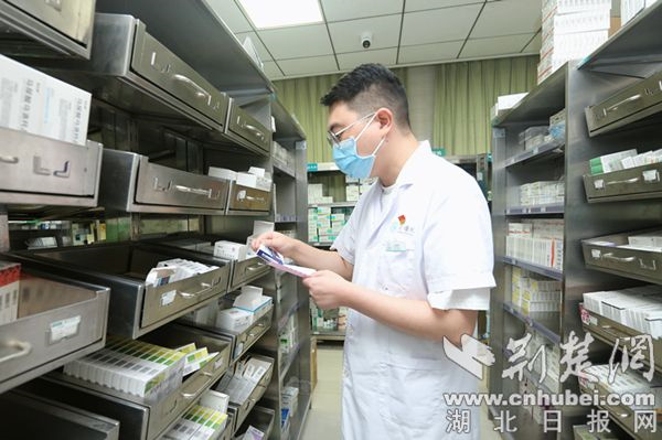 【荊楚網(wǎng)】襄陽市第六人民醫(yī)院藥師施章楠：前置審核筑防線 專業(yè)守護護安康