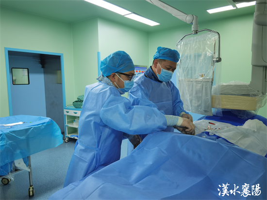 【漢水襄陽】醫(yī)路逐光 點亮生命——襄陽市第六人民醫(yī)院“優(yōu)秀青年醫(yī)師”青春答卷